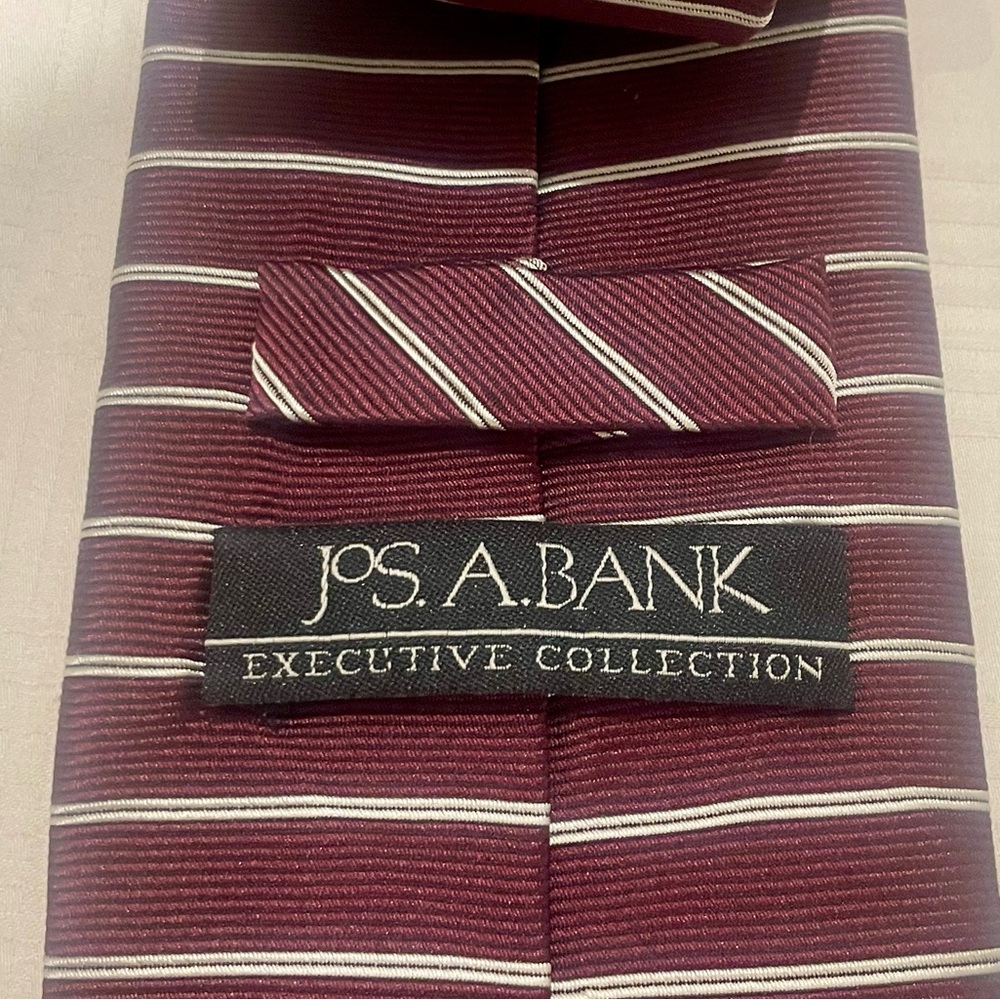 Jos A. Bank - high-quality tie, great condition.